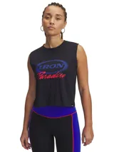Musculosa negra de entrenamiento Project Rock, con cuello redondo y sisas amplias. Estampado frontal con el logo "Iron Paradise" en azul y rojo.