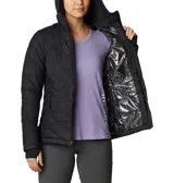 Campera puffer color salmón con capucha, cierre frontal y bolsillos laterales con cierre. Cuenta con tecnología termorreflectante Omni-Heat™ y puños con orificios para los pulgares.
