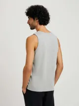 Musculosa verde de algodón con cuello redondo y sisas anchas.
