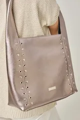 Cartera tipo shopper color negro, con apliques de tachas plateadas en los laterales y logo de la marca en la parte inferior.