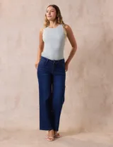 Jean de pierna ancha, color azul oscuro, con pretina con pasadores, botón y cierre. Delantera y trasera con bolsillos.