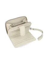 Billetera doble de cuero vacuno color gris metalizado, con cierre metálico y manija muñequera de cuero. Interior con múltiples ranuras para tarjetas y bolsillo monedero con cierre.