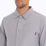 Camisa manga larga color verde oliva, confeccionada en poliéster y spandex. Cuenta con cuello camisero, cierre con botones, bolsillo en el pecho y protección solar UPF 50+.