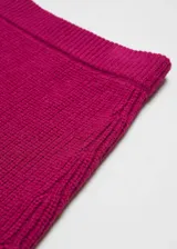 Minifalda de punto grueso color fucsia, con cintura elástica y corte recto.