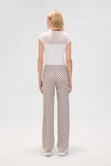 Pantalón largo de poliéster con estampado de rayas diagonales en tonos beige y marrón, de corte recto y tiro medio.
