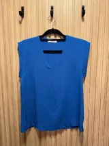 Blusa negra de viscosa con escote en V y mangas cortas.