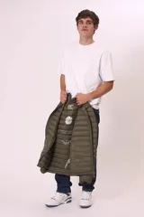 Campera puffer color verde militar, con cuello alto y cierre frontal. Diseño acolchado horizontal.