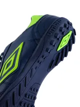 Championes de fútbol 5 Umbro modelo Touch TF para hombre. Cuentan con capellada de cuero sintético azul marino, detalles y logo en color naranja, y suela de caucho diseñada para superficies de césped sintético.