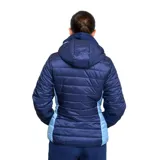 Campera puffer azul con detalles celestes, cierre frontal y capucha. Tiene el escudo del Club Nacional de Football en el pecho y el logo de Umbro en la manga.