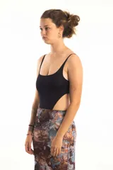 Body negro de lycra con breteles finos y corte cut out en los laterales.