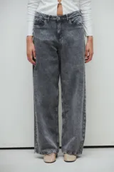Pantalón de jean gris con efecto lavado, corte wide leg y tiro medio.