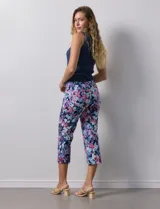 Pantalón capri de gabardina elastizada estampada, marca Zac & Rachel. Con pretina ancha elastizada.