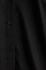 Camisa negra de lino y viscosa, corte holgado, mangas al codo, cuello clásico y cierre con botones.