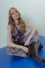 Chaleco tipo sastre con estampado a cuadros y flores, con escote en V y lazos para atar en la parte delantera.