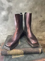 Bota de caña media color cobre, con elásticos laterales y suela cuadrada.