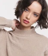 Buzo suéter de chenille color blanco, con cuello alto y rib en puños, cuello y bajo.