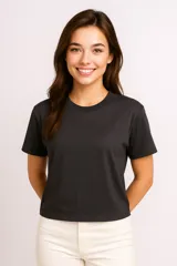 Remera negra de algodón, de manga corta, corte holgado y cuello redondo.