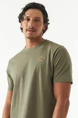 Remera azul marino de algodón con cuello redondo y estampado en la espalda con el logo de la marca y números en círculos concéntricos en amarillo y rosa.