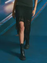 Falda larga negra de encaje con forro corto.