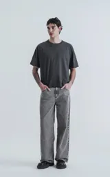 Remera manga corta gris oscuro, de cuello redondo y calce boxy fit.