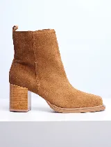 Bota de cuero color marrón con caña media, taco de madera y punta cuadrada.