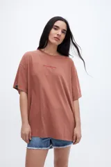Remera color ladrillo de corte holgado con estampa pequeña en el pecho.