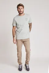 Remera negra de manga corta con cuello redondo y un pequeño estampado en el pecho que simula un radiograbador con texto.