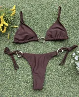 Conjunto de bikini marrón chocolate, con corpiño triangular con argolla plateada y bombacha colaless con tiras para atar y argollas plateadas en los costados.