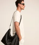 Remera de manga corta color marrón, con cuello redondo y textura acanalada vertical. Confeccionada en viscosa y poliamida.