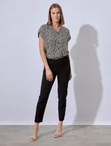 Pantalón recto negro en gabardina elastizada, marca Zac & Rachel. Pretina ancha con faja interna modeladora. Delantera con bolsillos simulados. Trasera con bolsillos ojal.