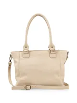 Cartera tipo shopper color beige, con doble asa corta y correa larga extraíble. Tiene un bolsillo frontal con cierre y un bolsillo interno.