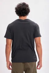 Remera negra de algodón con cuello en V y mangas cortas.