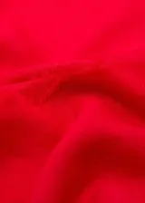 Fular rectangular rojo de tejido mezcla de lino con terminaciones deshilachadas.