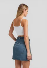 Minifalda negra de jean con bolsillos cargo y cinturón con hebilla metálica.