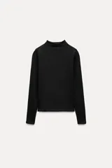 Camiseta negra de manga larga y cuello alto, corte ajustado.