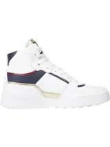 Zapatillas altas de cuero blanco con detalles en azul marino y rojo.