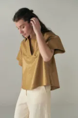 Camisa color ocre de corte holgado, con cuello clásico, mangas 3/4 raglán y tajos laterales.