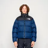 Campera puffer The North Face modelo 1996 Retro Nuptse 700, color azul con cuello negro, corte regular y logo bordado en blanco.