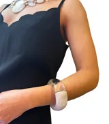 Pulsera rígida de resina azul y gris translúcido.