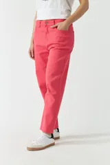 Pantalón de gabardina color coral, de tiro alto, con bolsillos y presillas para cinturón.