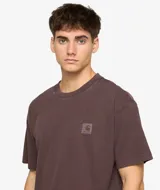 Remera de manga corta color beige claro, corte holgado, con cuello redondo y un pequeño logo cuadrado de Carhartt WIP en el pecho izquierdo.