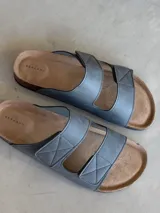 Sandalias grises con doble tira con ajuste de velcro y plantilla de corcho.