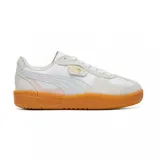 Championes Puma Palermo Lamoda, color blanco con detalles en rosa y suela de goma color caramelo.