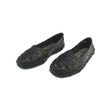 Zapato bajo de cuero color marrón con perforaciones decorativas, costuras a la vista y plantilla acolchada.