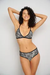 Bombacha culotte estampada con flores y paisley en blanco y negro, totalmente forrada.