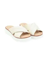 Sandalia de cuero color rosa con tiras cruzadas y suela anatómica acolchonada blanca.