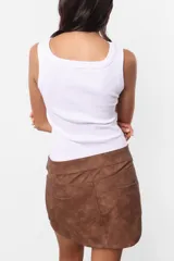 Body blanco de morley de algodón sin mangas y escote cuadrado, con detalle de collareta ancha, botones de presión snaps en la entrepierna y elástico para un mejor ajuste.