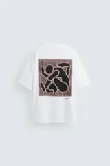 Camiseta blanca de corte relaxed fit, cuello redondo y manga corta. Presenta un estampado con textura combinada a contraste en la espalda.