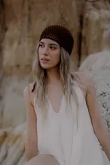 Bandana tejida a crochet color marrón, para usar en la cabeza o en la cintura.