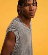 Chaleco masculino de punto con cuello en V, diseño boxy, barras contrastantes y efecto desteñido.
